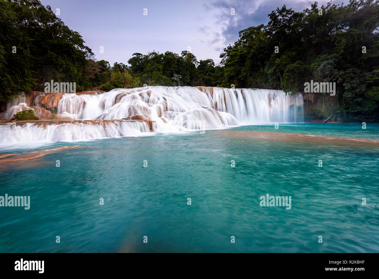 Azurblaues Wasserbecken unter einem der vielen Wasserfälle in Agua Azul, Chiapas, Mexiko. Stockfoto