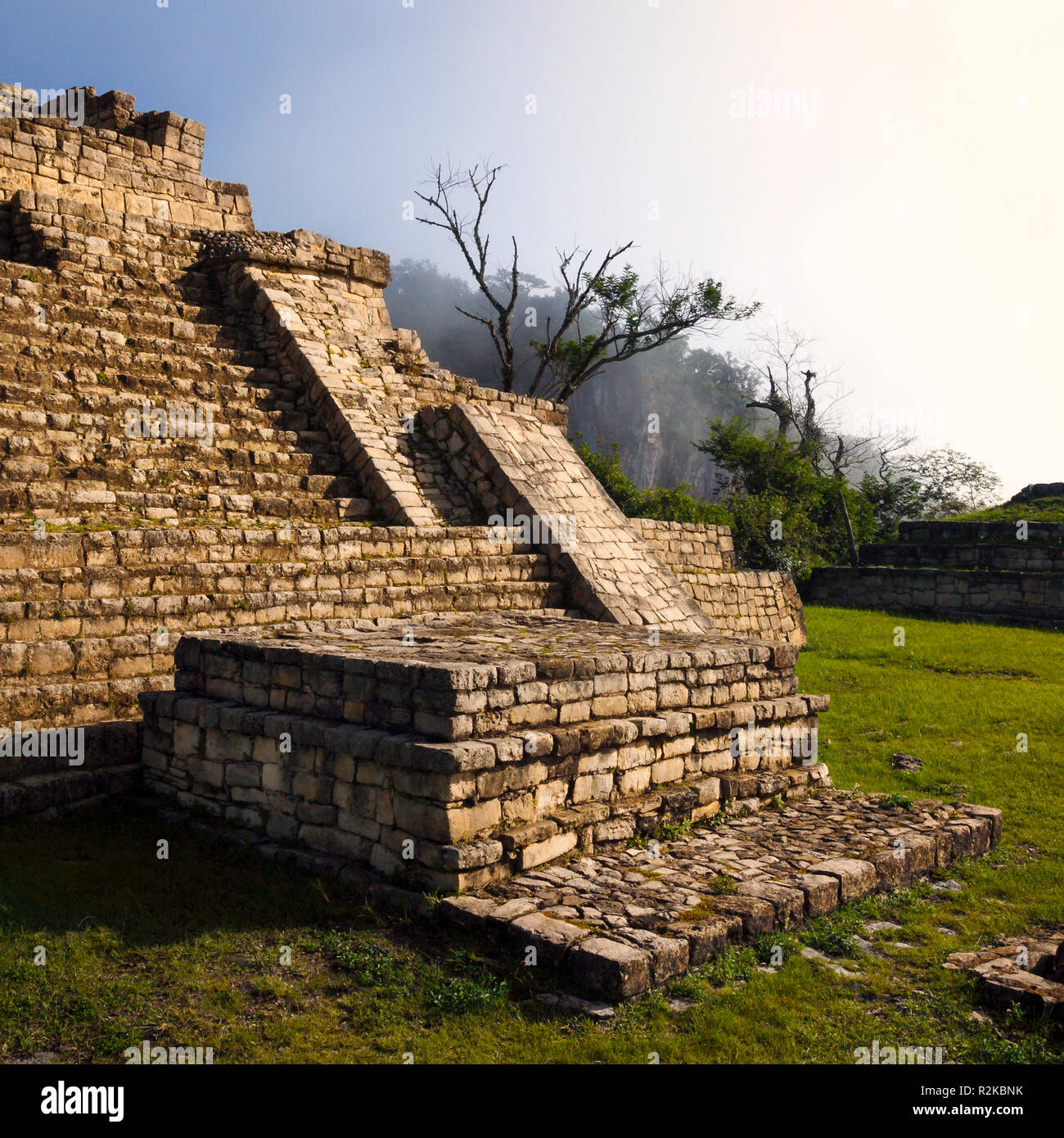 Nebel bewegt sich in der Nähe der Pyramide die Mayaruinen von Chinkultic, Chiapas, Mexiko. Stockfoto