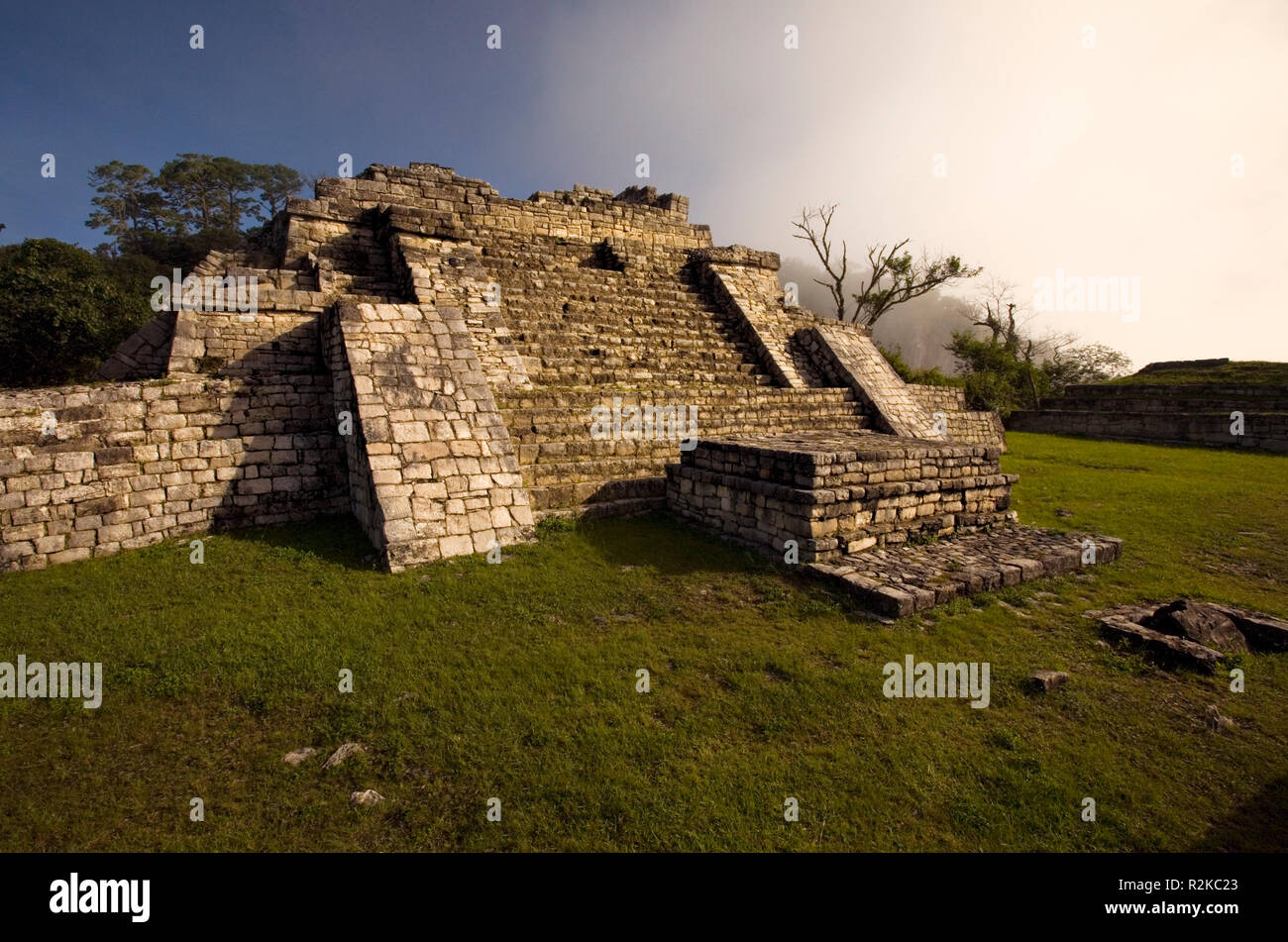 Nebel bewegt sich in der Nähe der Pyramide die Mayaruinen von Chinkultic, Chiapas, Mexiko. Stockfoto