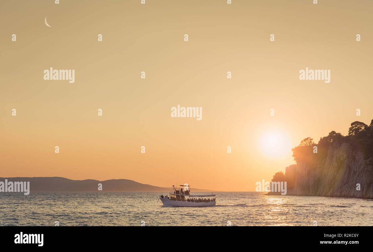 Goldenen Sonnenuntergang über dem Mittelmeer in Makarska, Kroatien Stockfoto