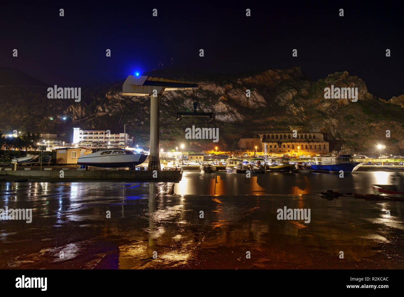Buggerru, Sardinien. Nacht am Hafen von buggerru entlang der Südwestküste von Sardinien. Lange Belichtung. Stockfoto