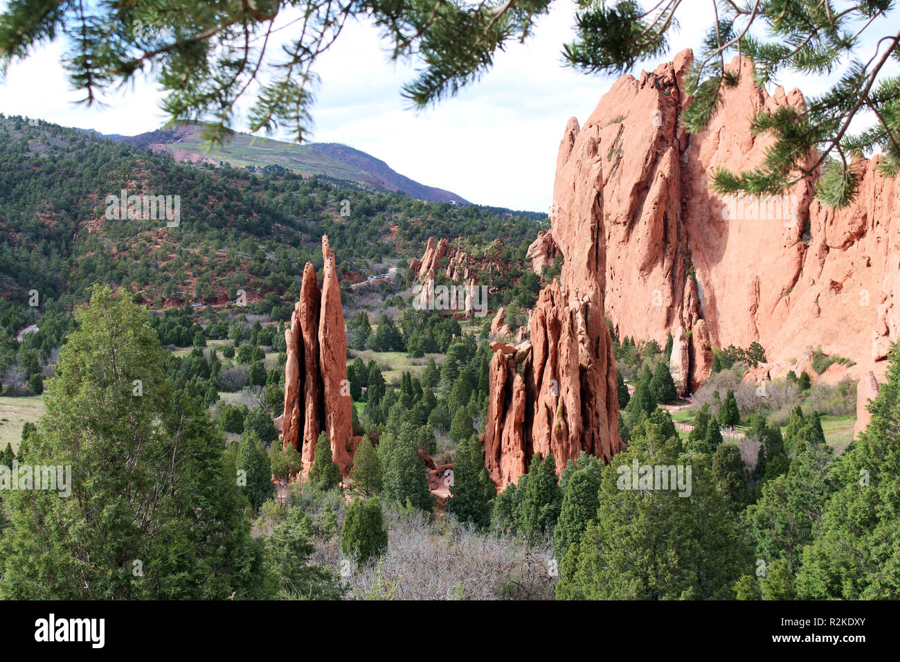 Herrliche Ausblicke auf die Landschaft des Red Rock Pinnacles und einzigartigen Felsformationen mit Pinien bewachsene Berge im Hintergrund beim Wandern im Garten von t Stockfoto