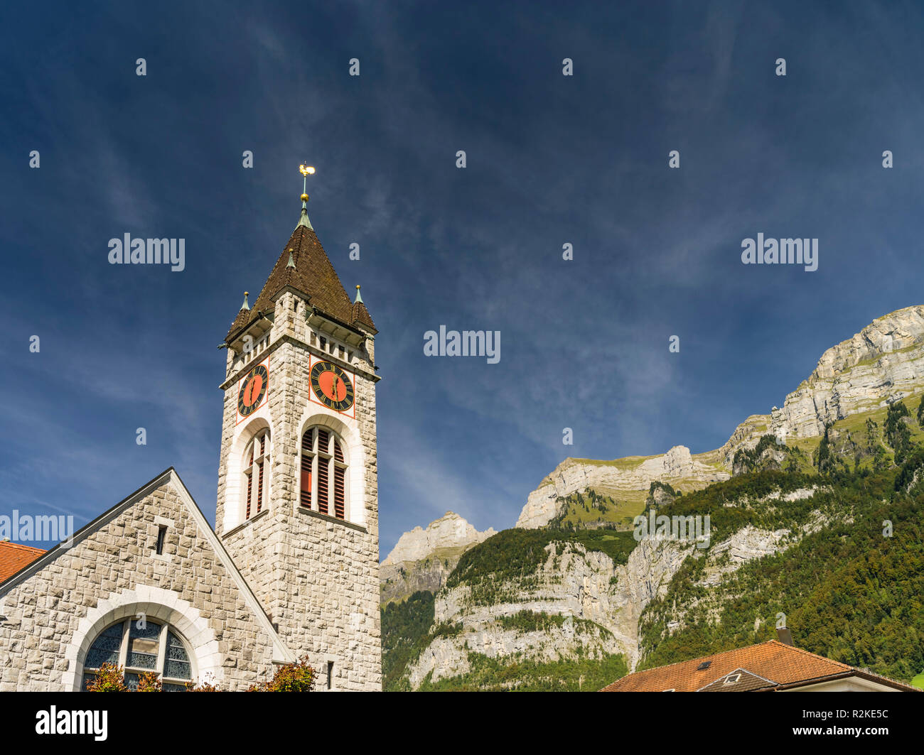 Evangelisch-reformierten Kirche in Walenstadt mit Churfirsten im Hintergrund Stockfoto