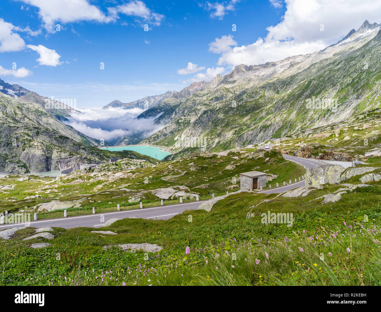 Pass Road und Grimsel Vorratsbehälter auf dem Grimselpass im Berner Oberland Stockfoto