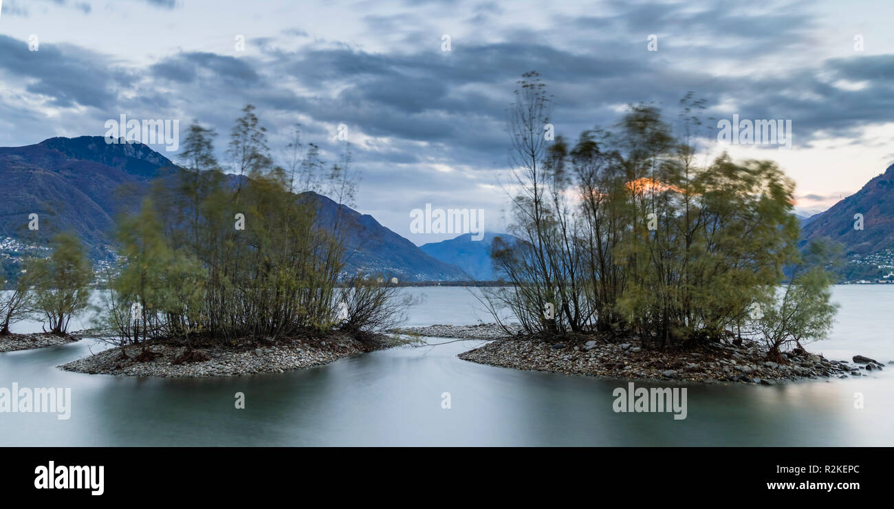 Abendstimmung am Lago Maggiore mit zwei Inseln Stockfoto