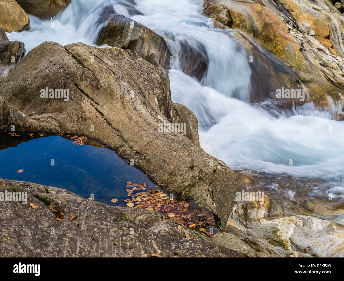 Fließendes Wasser zwischen Felsen im Verzasca Tal Stockfoto