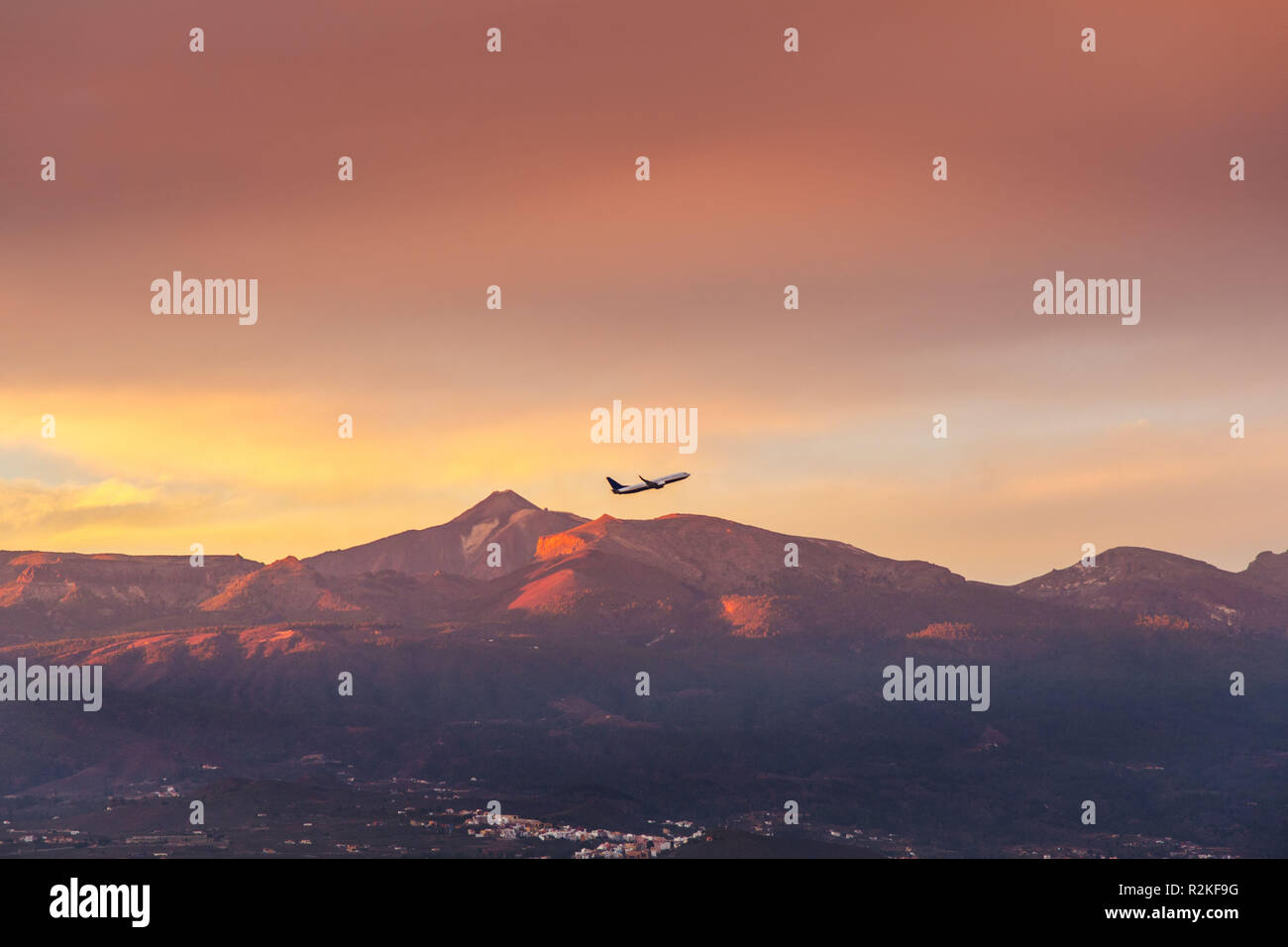 Der Vulkan Teide bei Sonnenuntergang mit Flugzeug im Vordergrund. Stockfoto