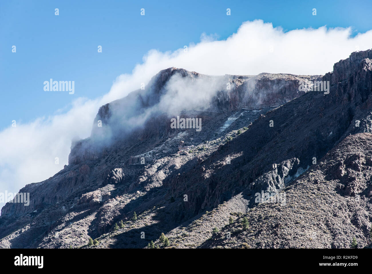 Landschaft in El Teide Nationalpark mit einer leicht bewölkt Berg. Stockfoto