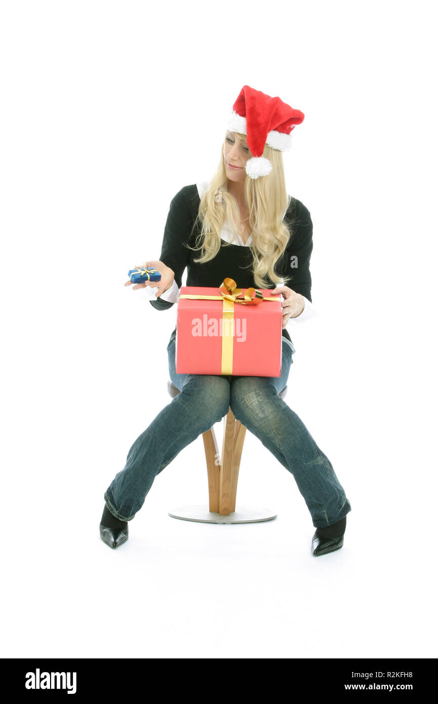 junge Frau mit Zipfelmütze und Geschenk Stockfoto