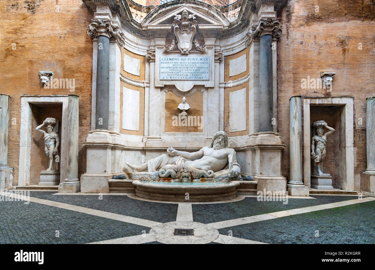 (Marforio Marphurius) ist eine 1. Jahrhundert römischen Marmorskulptur eines Flusses Gott oder Oceanus in einem barocken Brunnen, im Innenhof des Palazzo dei Stockfoto
