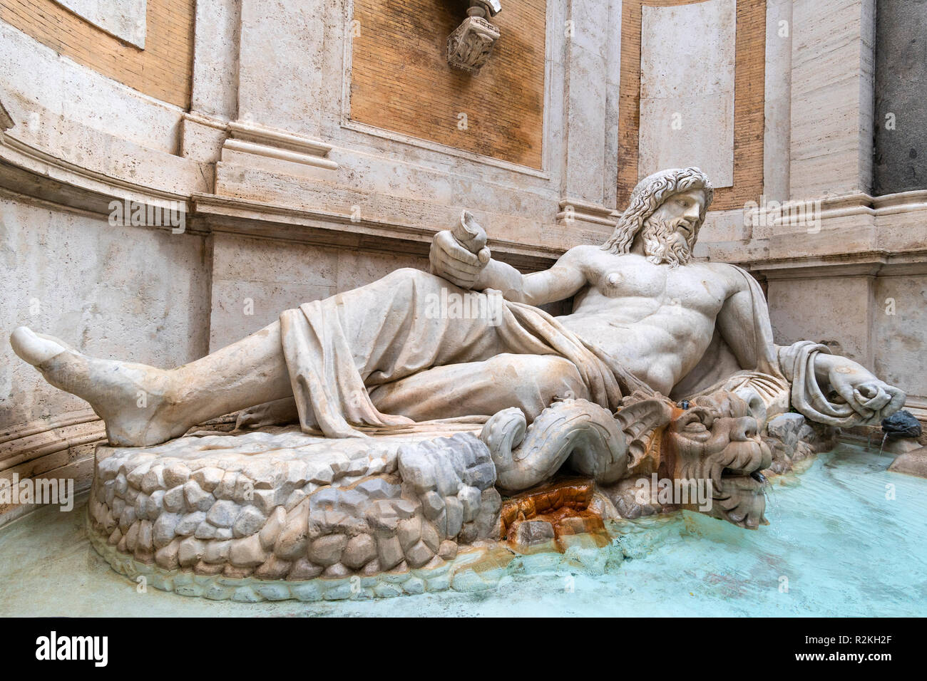 (Marforio Marphurius) ist eine 1. Jahrhundert römischen Marmorskulptur eines Flusses Gott oder Oceanus in einem barocken Brunnen, im Innenhof des Palazzo dei Stockfoto