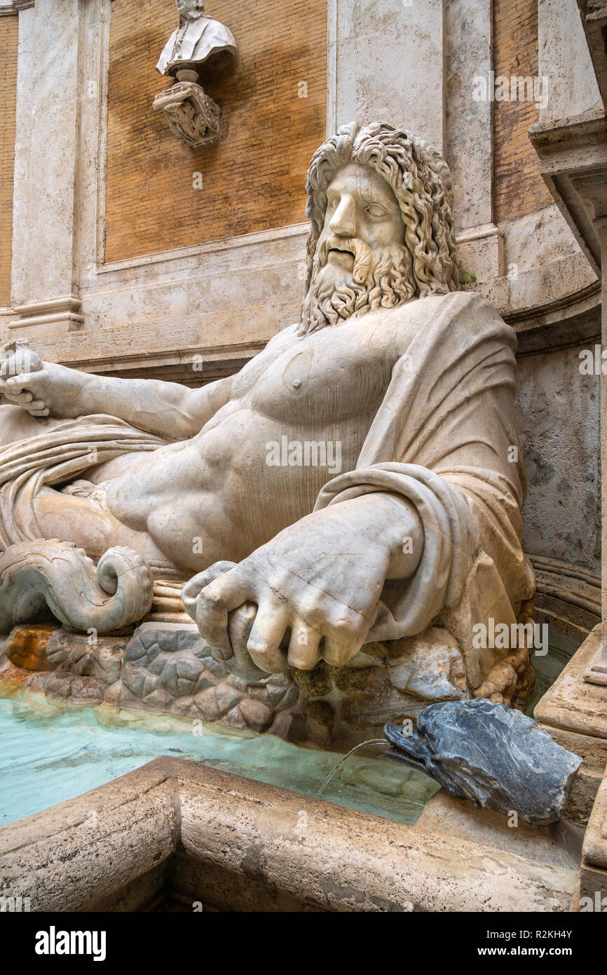 (Marforio Marphurius) ist eine 1. Jahrhundert römischen Marmorskulptur eines Flusses Gott oder Oceanus in einem barocken Brunnen, im Innenhof des Palazzo dei Stockfoto