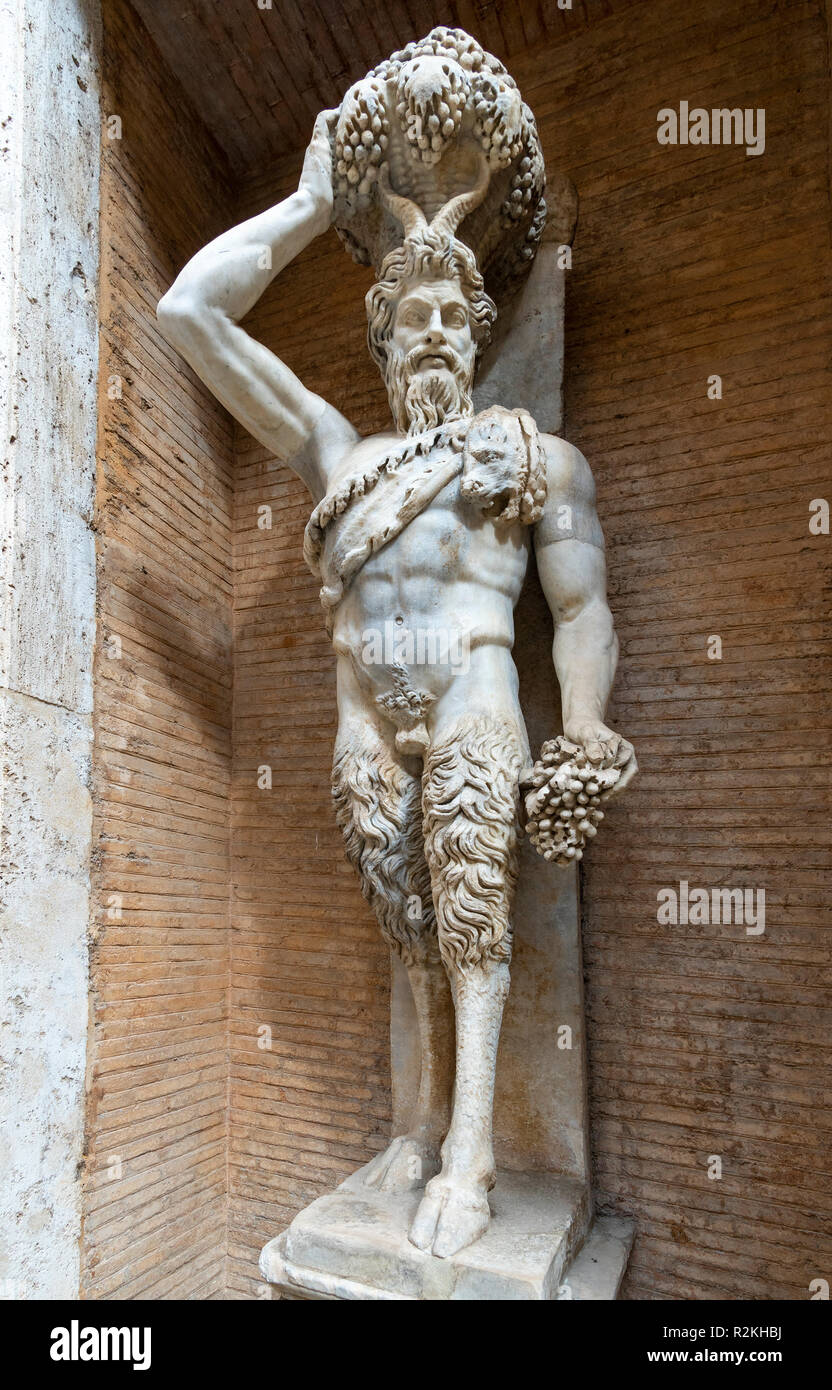 Eine römische Periode Marmorstatue eines Faun oder Satyr, eine Kopie einer hellenistischen Original, im Innenhof des Palazzo dei Conservatori, Teil der Gap Stockfoto