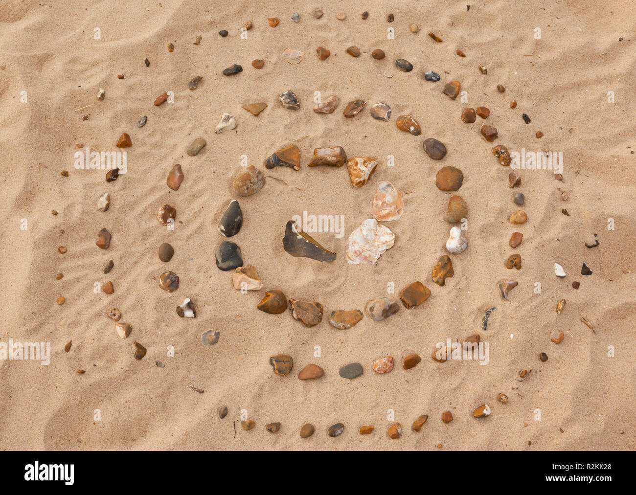 Ein Labyrinth von kleinen Steinen am Strand gemacht Stockfoto