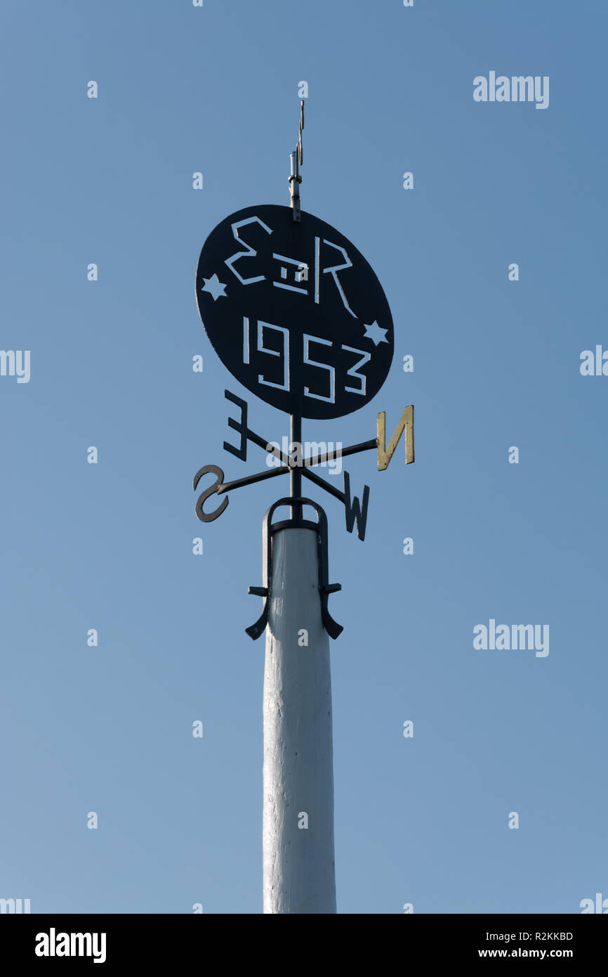 Der Maibaum auf dem Dorfplatz in Wood Street Village in Surrey, UK, der einzige überlebende Maibaum in Surrey. Es wurde in 1953. Stockfoto