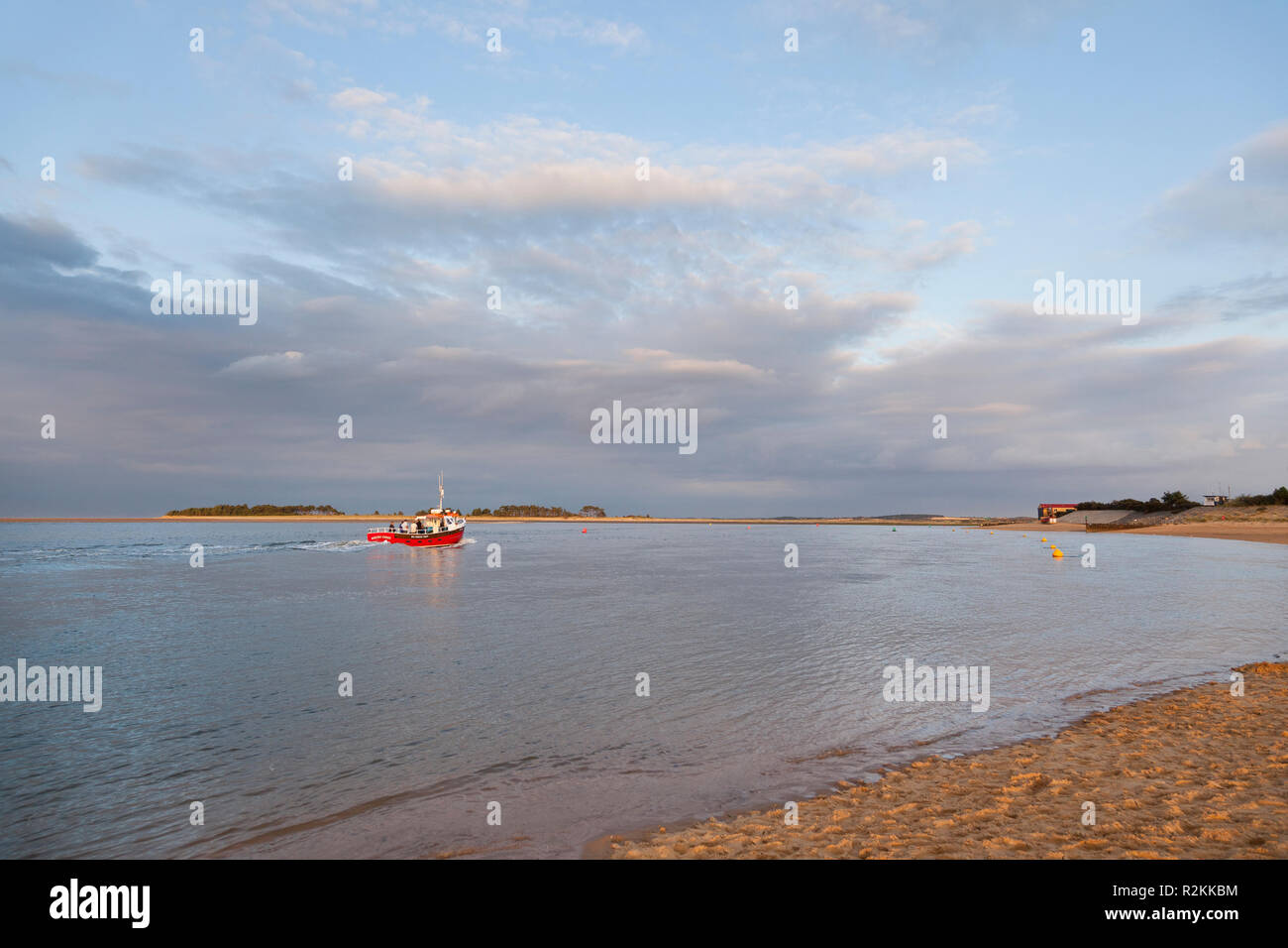 Das Boot in Richtung Wells-next-the-Sea, Norfolk, Großbritannien Stockfoto