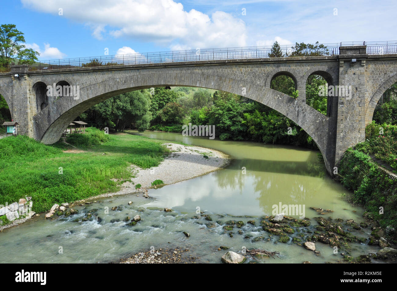 Ehemalige Eisenbahnbrücke über den Fluss Ihrs, Camon, Ariège, Royal, Frankreich Stockfoto