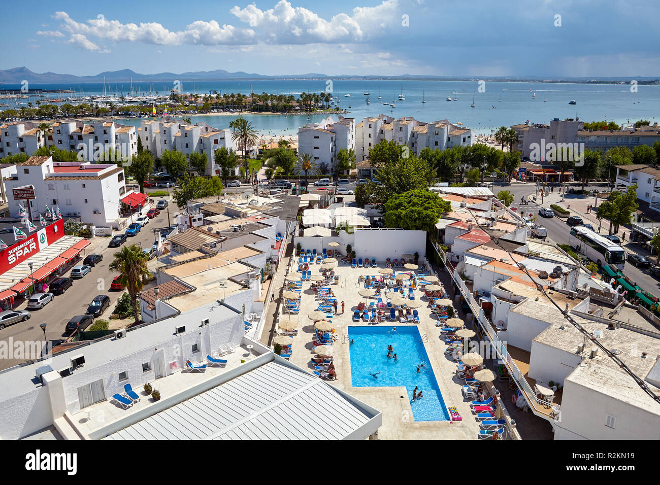 Port d'Alcudia, Mallorca, Spanien - August 16, 2018: Blick auf die Stadt, die für ihre ruhigen Ferienanlagen und eine wunderschöne Küste bekannt. Stockfoto