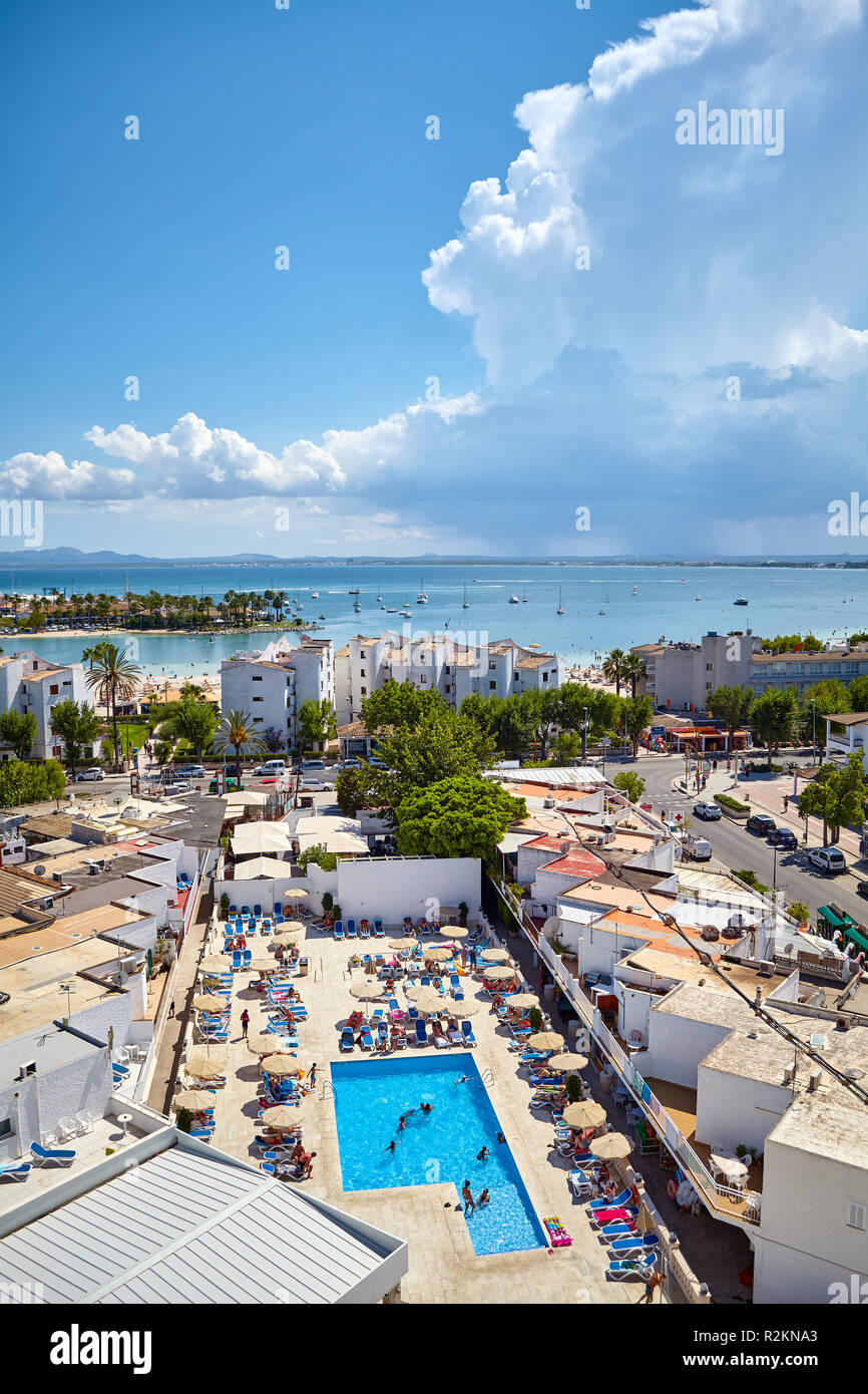 Port d'Alcudia, Mallorca, Spanien - August 16, 2018: Blick auf die Stadt, die für ihre ruhigen Ferienanlagen und eine wunderschöne Küste bekannt. Stockfoto