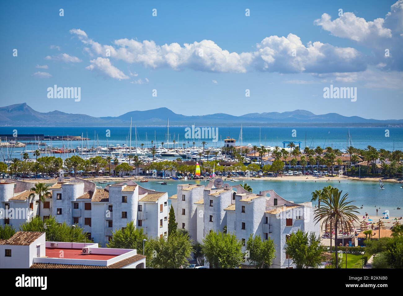 Allgemeine Ansicht des Hafens von Alcudia, Mallorca ruhig touristische Stadt, Spanien. Stockfoto