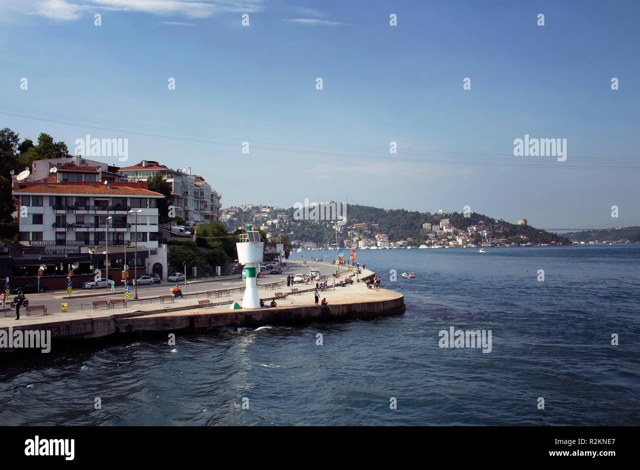 Anzeigen von Menschen, die durch den Bosporus und die Europäischen Seite Istanbuls. Es ist ein sonniger Sommertag. Stockfoto