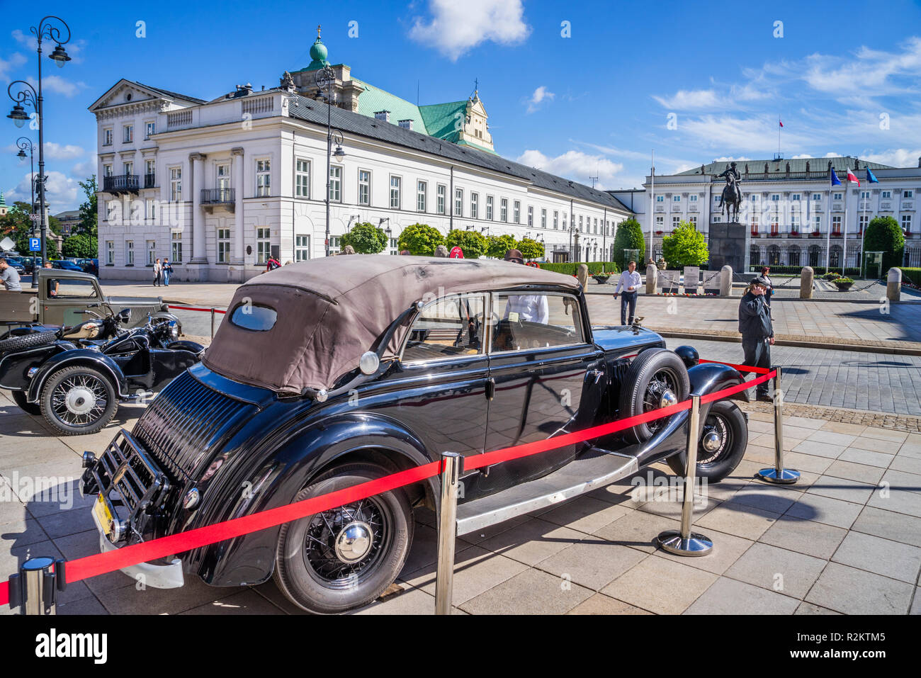 Straßen von Warschau '44 historische Ausstellung der Periode Utensilien während des Warschauer Aufstandes, historische Fahrzeuge an den Potocki-palast gegenüber des P Stockfoto