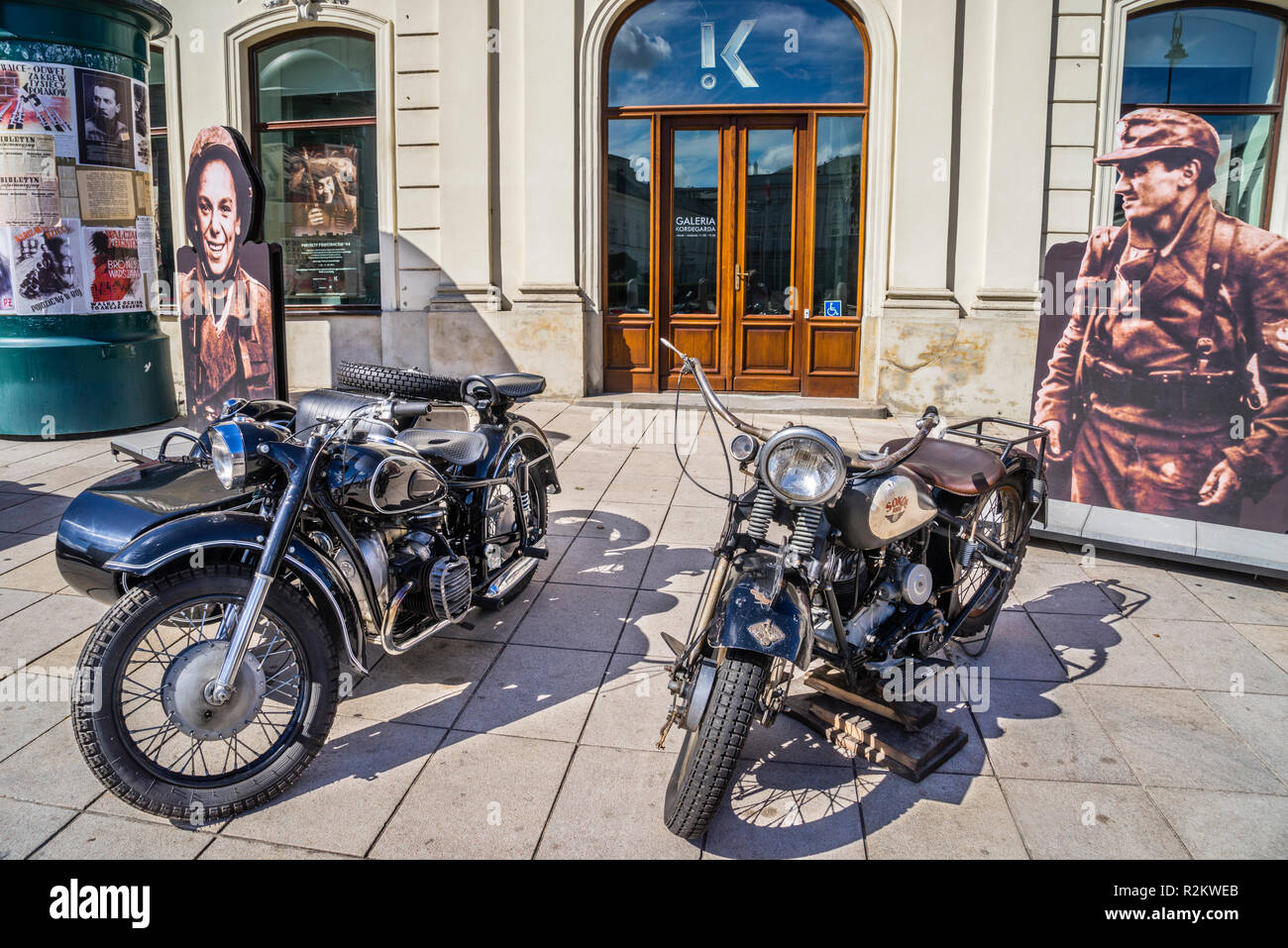 Straßen von Warschau '44 historische Ausstellung der Periode Utensilien während des Warschauer Aufstandes, vintage BMW und Sokół 1000 Motorräder an der Potocki P Stockfoto