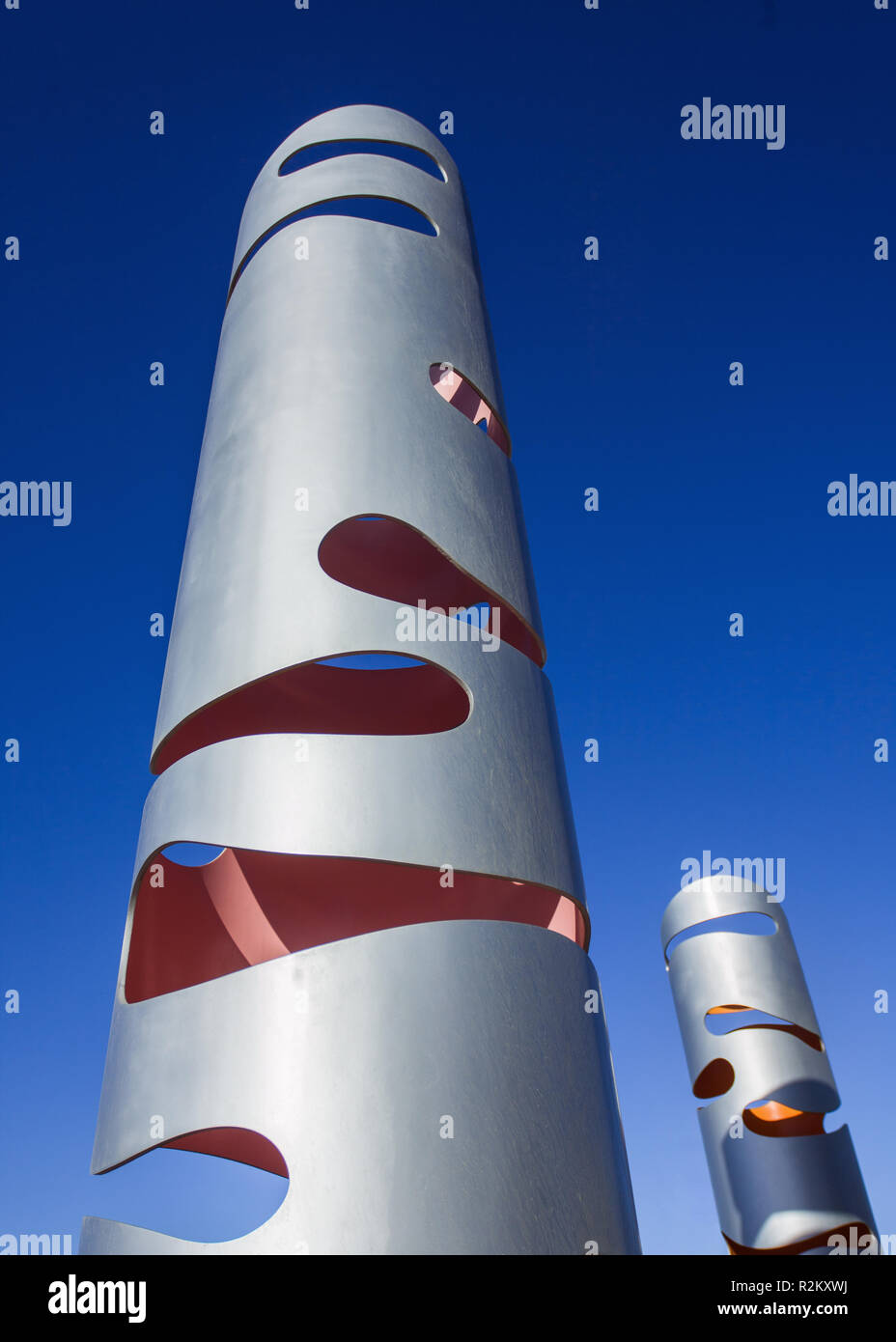 Modern Metal zylindrische Skulptur vor blauem Himmel Stockfoto