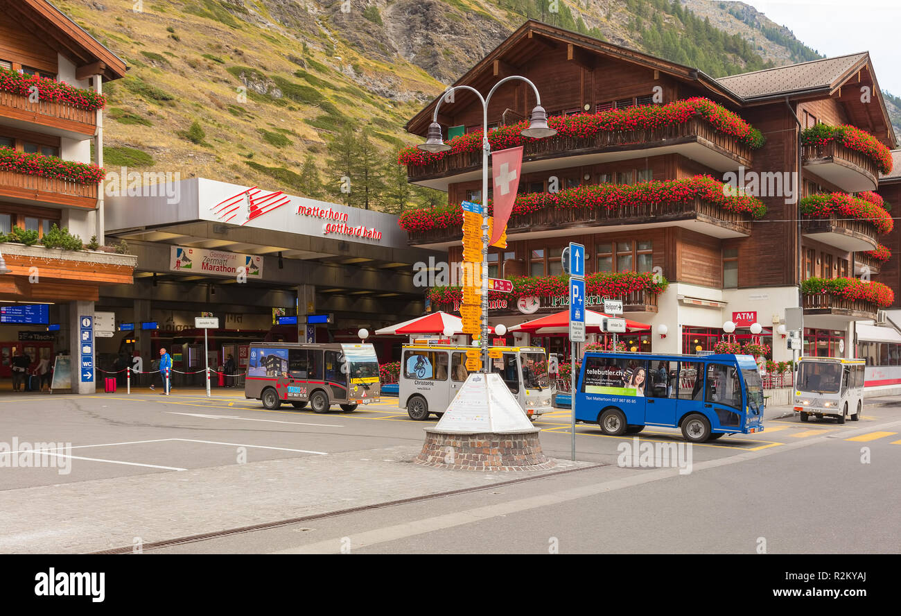 Zermatt, Schweiz - 16. September 2018: Bahnhofplatz Platz auf dem Bahnhof in der Nähe von Zermatt in den Morgen. Zermatt ist eine Gemeinde Stockfoto