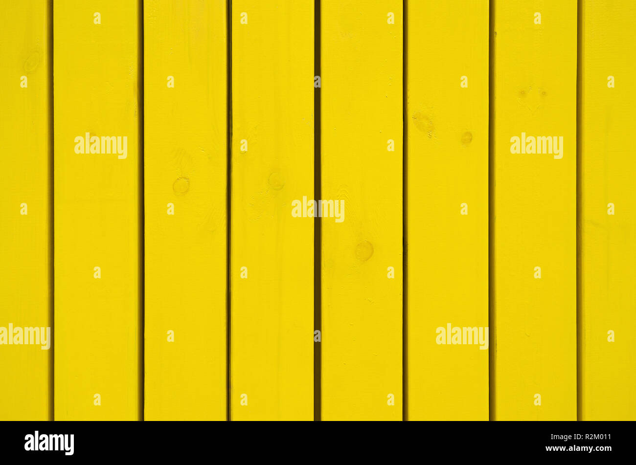 Kiefer Bretter lackiert in der Farbe Gelb gegen äußere Einflüsse und Holz  Käfer Schädlinge zu schützen. Als Textur oder Hintergrund einer Holzplatte  verwendet Stockfotografie - Alamy