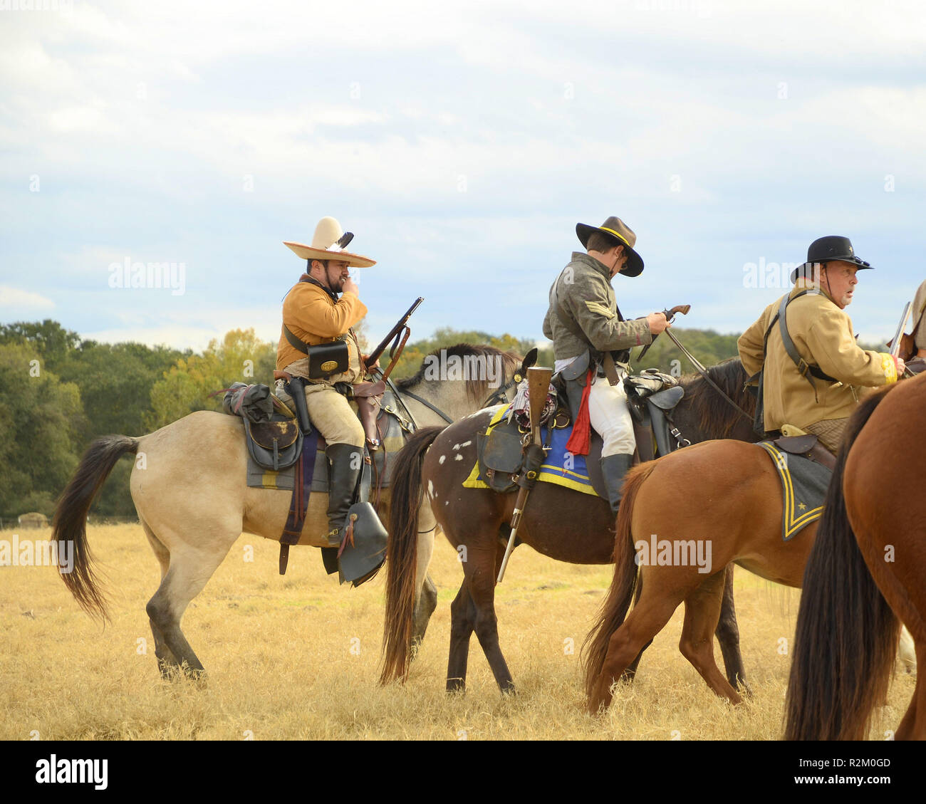 Verbündete Soldaten auf dem Pferd in ein Schlachtfeld Szene; Amerikanische Bürgerkrieg Reenactment; Liendo Plantation, Texas, USA. Stockfoto