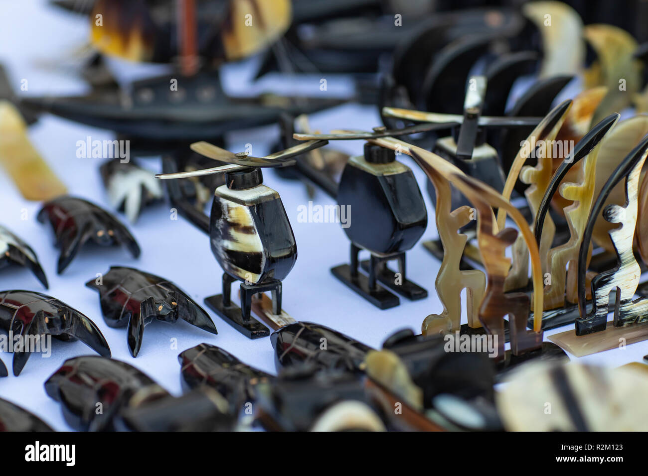 Schmuck im Hubschrauber- Format. Schmuck aus Kuhhorn. Stockfoto