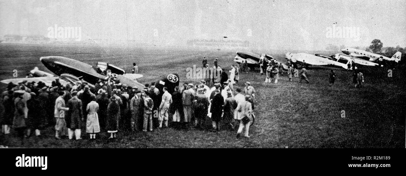 Oktober 1934. Konkurrenten und Zuschauer vermischen sich vor dem Mildenhall England zu Melbourne Australien Air Race Stockfoto