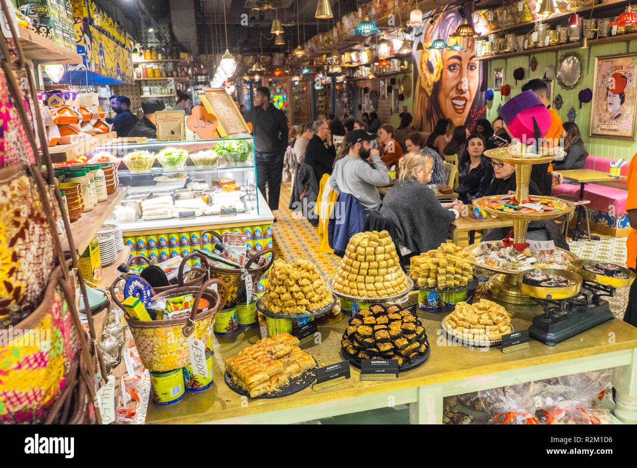 Comptoir Libanais, Libanon, Essbereich, Erfahrung, im Nahen und Mittleren Osten, Essen im Grand Central Shopping Mall, oben, New Street, Zug, Station, Birmingham, England, Stockfoto