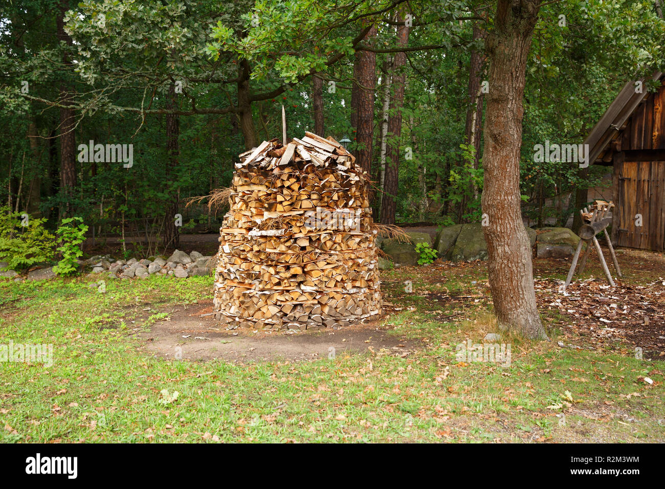 Stapel von Brennholz, ländliche Szene in Skansen, das erste Open-air Museum und Zoo, auf der Insel Djurgården in Stockholm, Schweden. Stockfoto