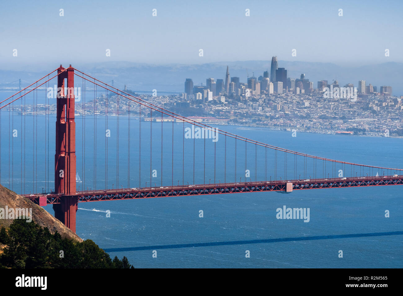 Luftbild des Golden Gate Bridge, die San Francisco Skyline im Hintergrund sichtbar; Kalifornien Stockfoto