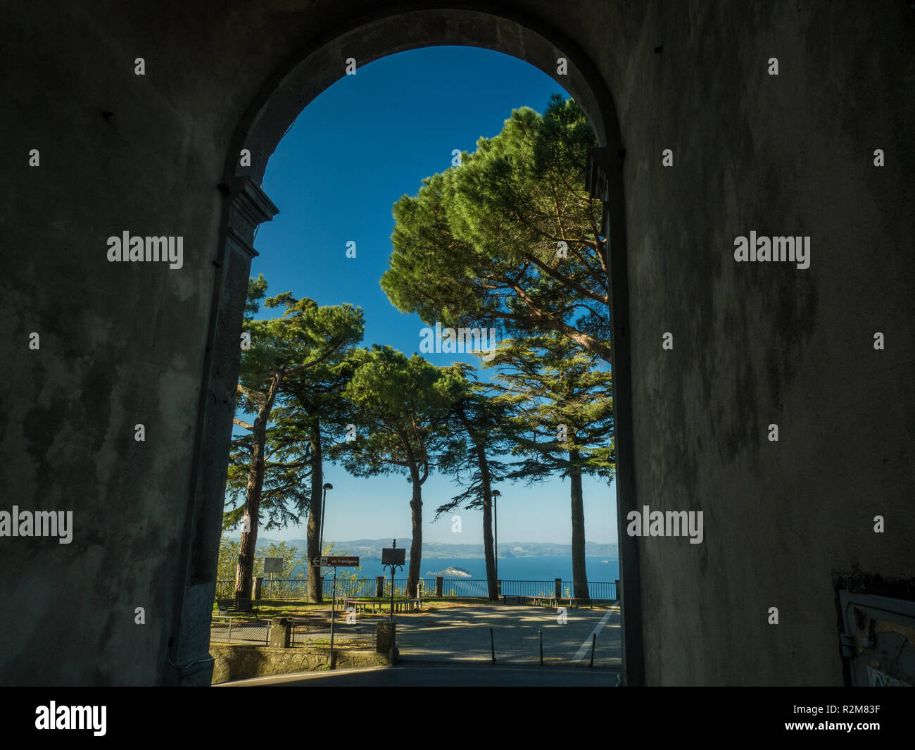 Blick auf den Lago di Bolsena aus Montefiascone, Provinz Viterbo, Region Latium, Italien. Stockfoto Blick auf den Lago di Bolsena aus Montefiascone, Provinz Viterbo, Region Latium, Italien. Stockfoto
