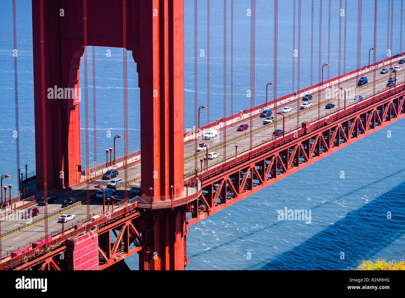 Luftaufnahme von Datenverkehr auf der Golden Gate Bridge, San Francisco, Kalifornien Stockfoto