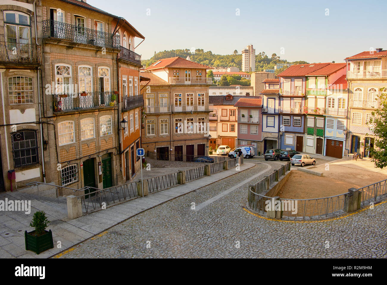 Portugal - 26. September 2018: Schmal und typische Straße der Altstadt, der Stadt Guimaraes, Portugal Stockfoto