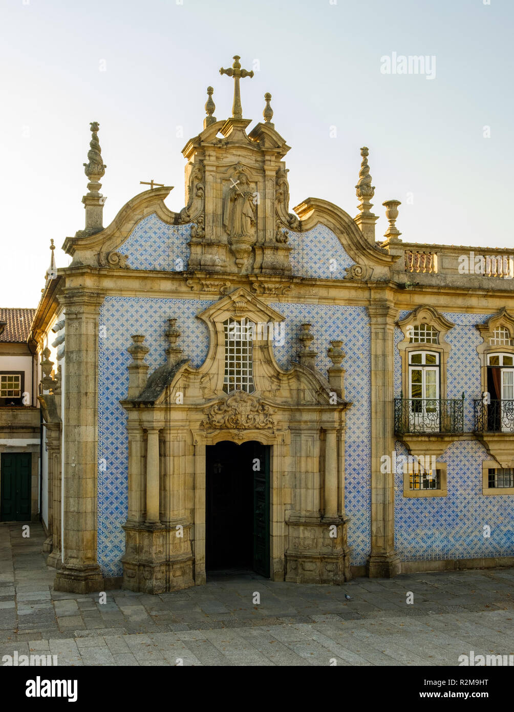 Guimaraes, Portugal - 26. September 2018: Eines der Gebäude in der Größenordnung von s. Francisco mit den reich verzierten Fassade von überwiegend Blaue Farbe Fliesen Stockfoto