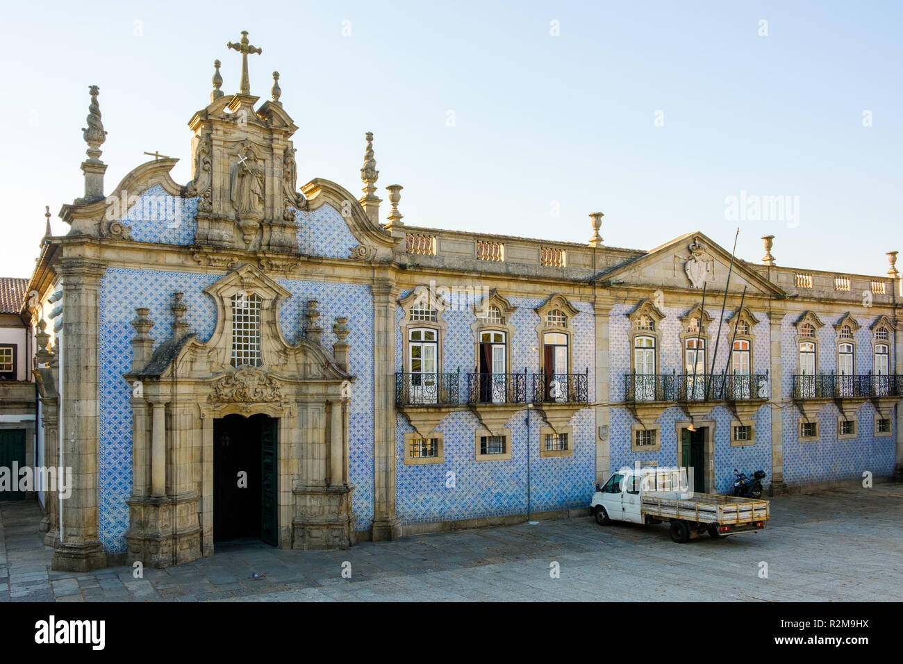Guimaraes, Portugal - 26. September 2018: Eines der Gebäude in der Größenordnung von s. Francisco mit den reich verzierten Fassade von überwiegend Blaue Farbe Fliesen Stockfoto