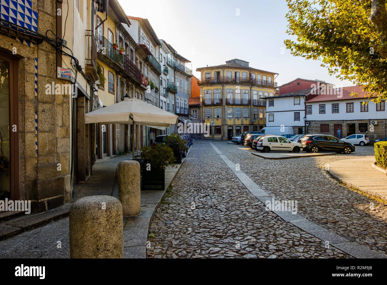 Portugal - 26. September 2018: Schmal und typische Straße der Altstadt, der Stadt Guimaraes, Portugal Stockfoto