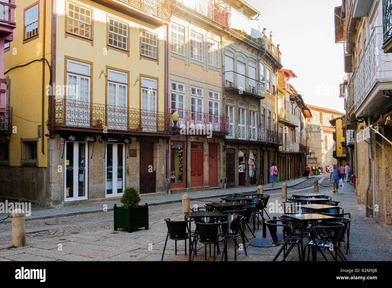 Guimaraes, Portugal - 26. September 2018: Schmal und typische Straße der Altstadt, der Stadt Guimaraes, Portugal Stockfoto