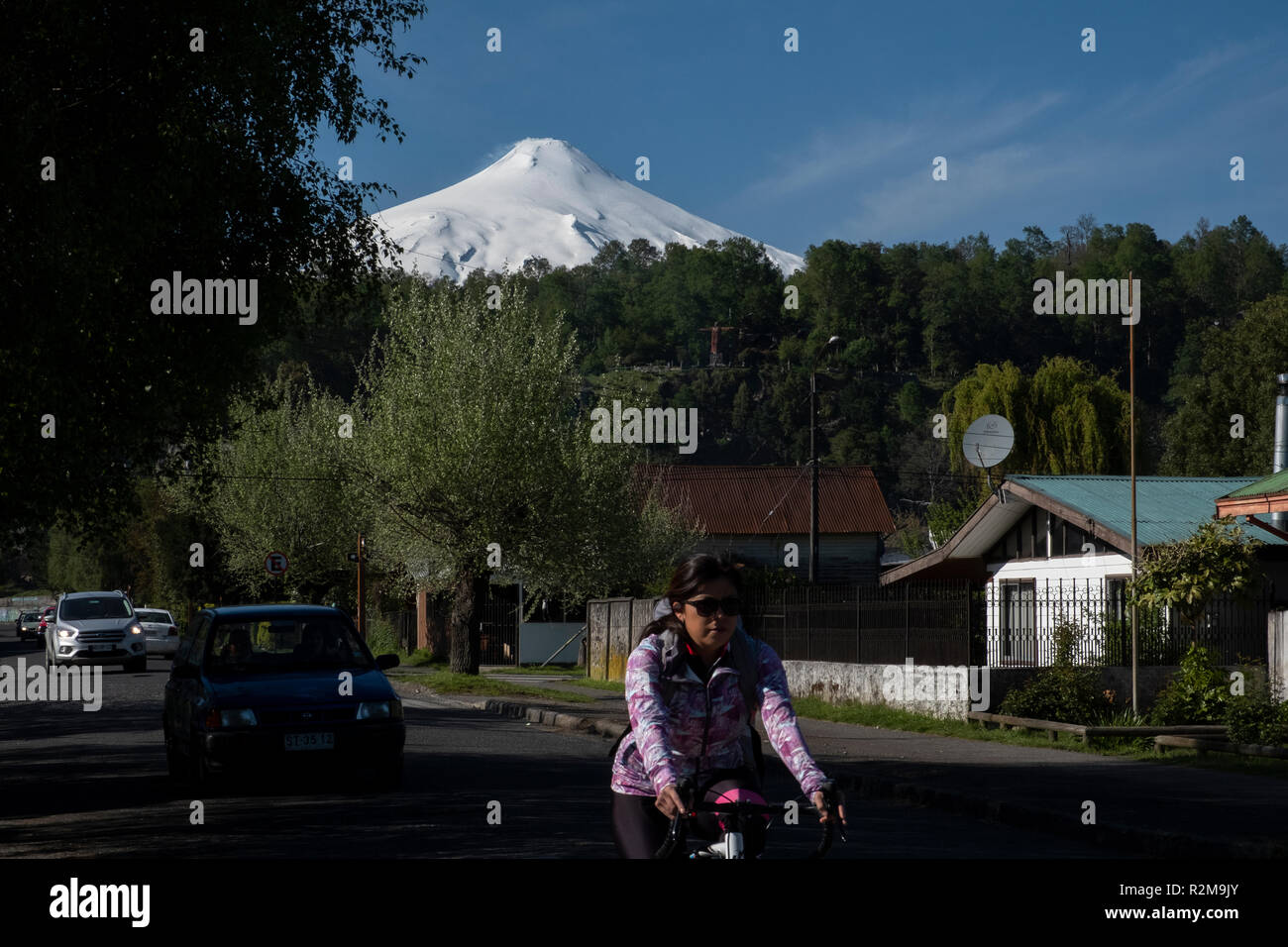 Touristen, die sich in der Innenstadt von Pucon, Chile, Südamerika Stockfoto