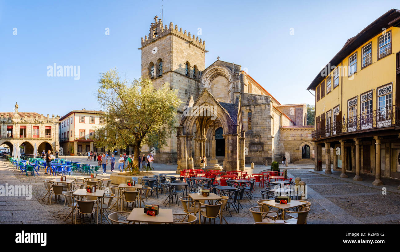Guimaraes, Portugal - 26. September 2018: Der Largo do Oliveira als die schönen Denkmal Padrao do Salado immer frequentiert von Touristen Guimaraes, Po Stockfoto
