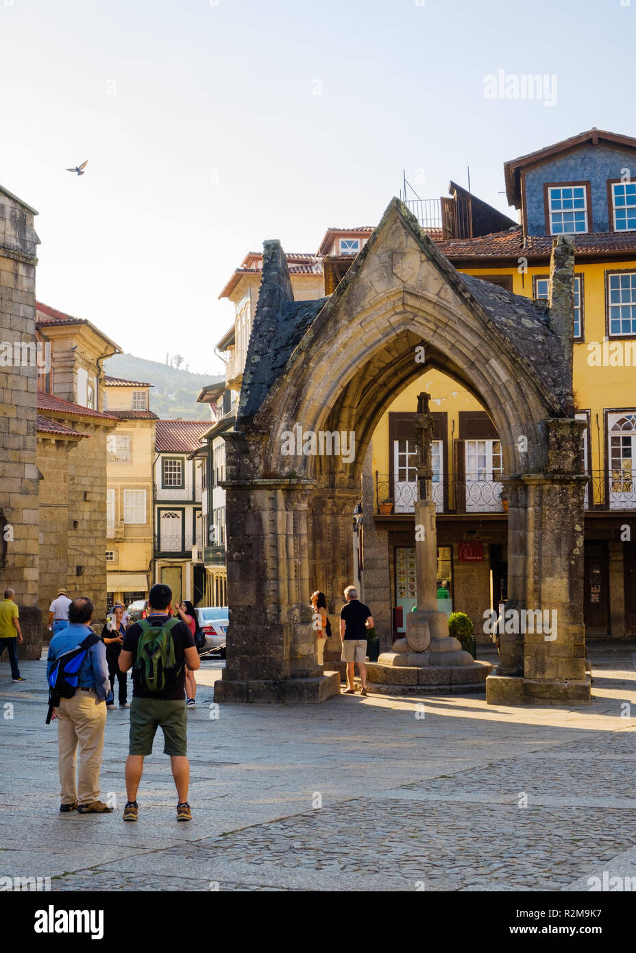 Guimaraes, Portugal - 26. September 2018: Der Largo do Oliveira als die schönen Denkmal Padrao do Salado immer frequentiert von Touristen Guimaraes, Po Stockfoto