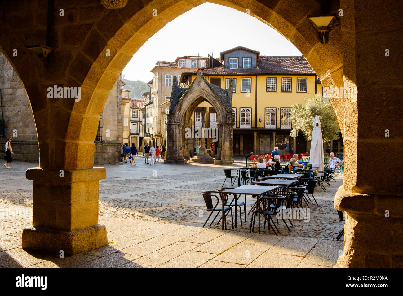 Guimaraes, Portugal - 26. September 2018: Der Largo do Oliveira als die schönen Denkmal Padrao do Salado immer frequentiert von Touristen Guimaraes, Po Stockfoto