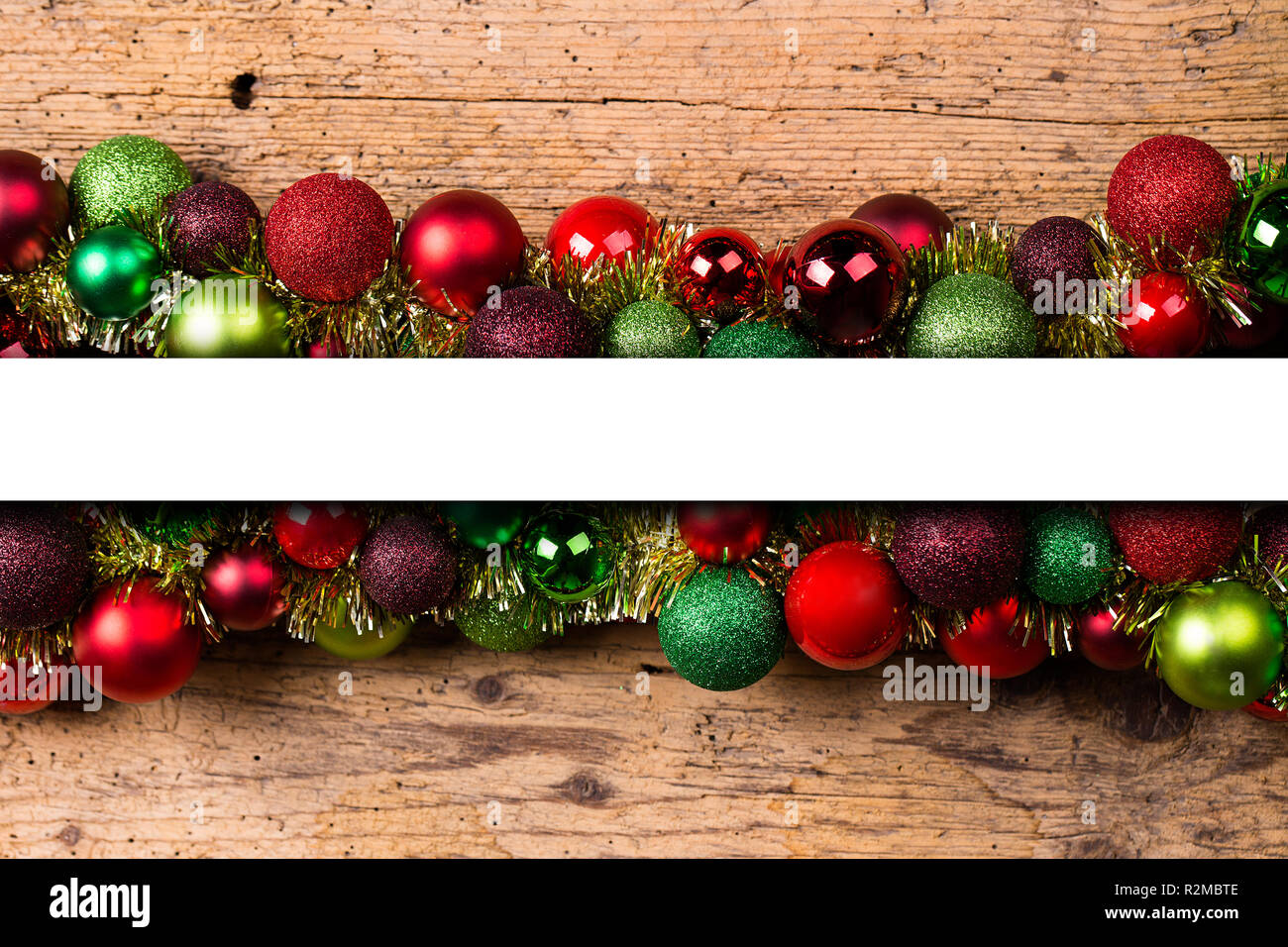Weihnachtsdekoration auf Holzuntergrund mit einem weißen Band für benutzerdefinierten Text Stockfoto