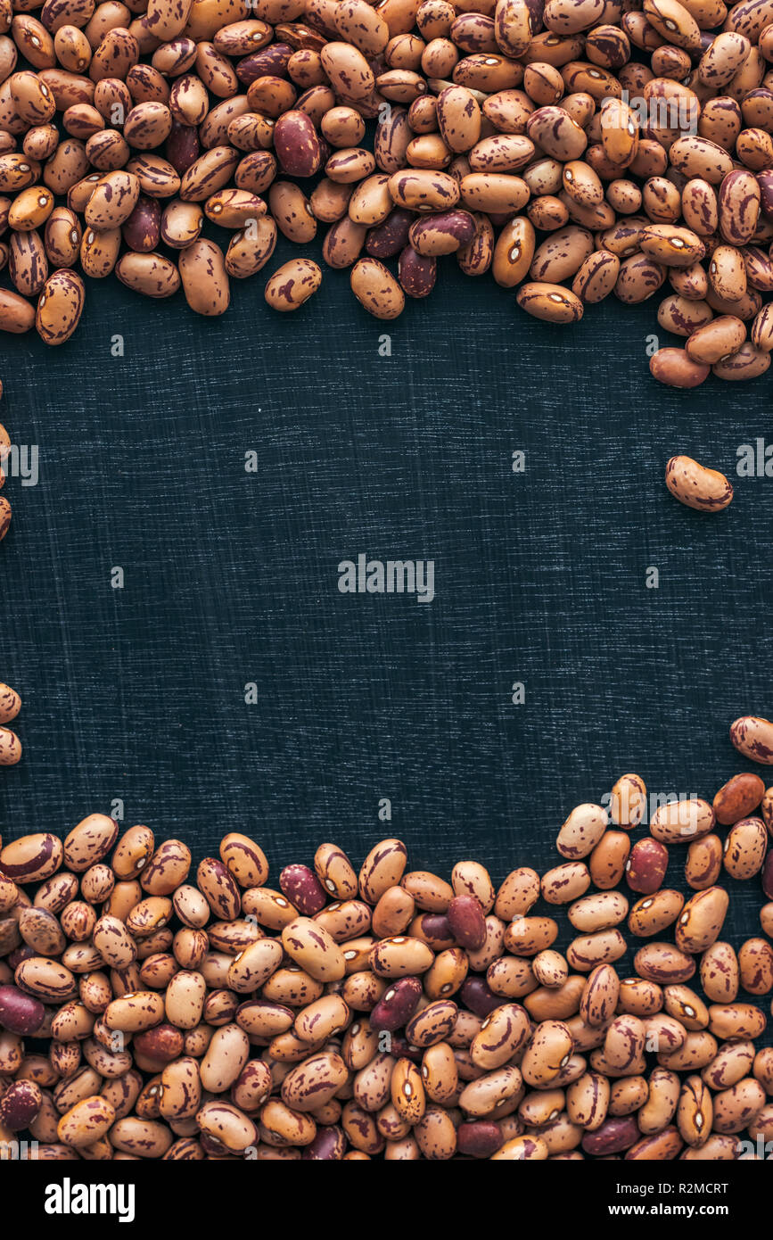 Pinto bean von oben mit Kopie Raum, Blick von oben auf die gesunden Hülsenfrüchte Bohnen als Hintergrund- oder Textur Stockfoto