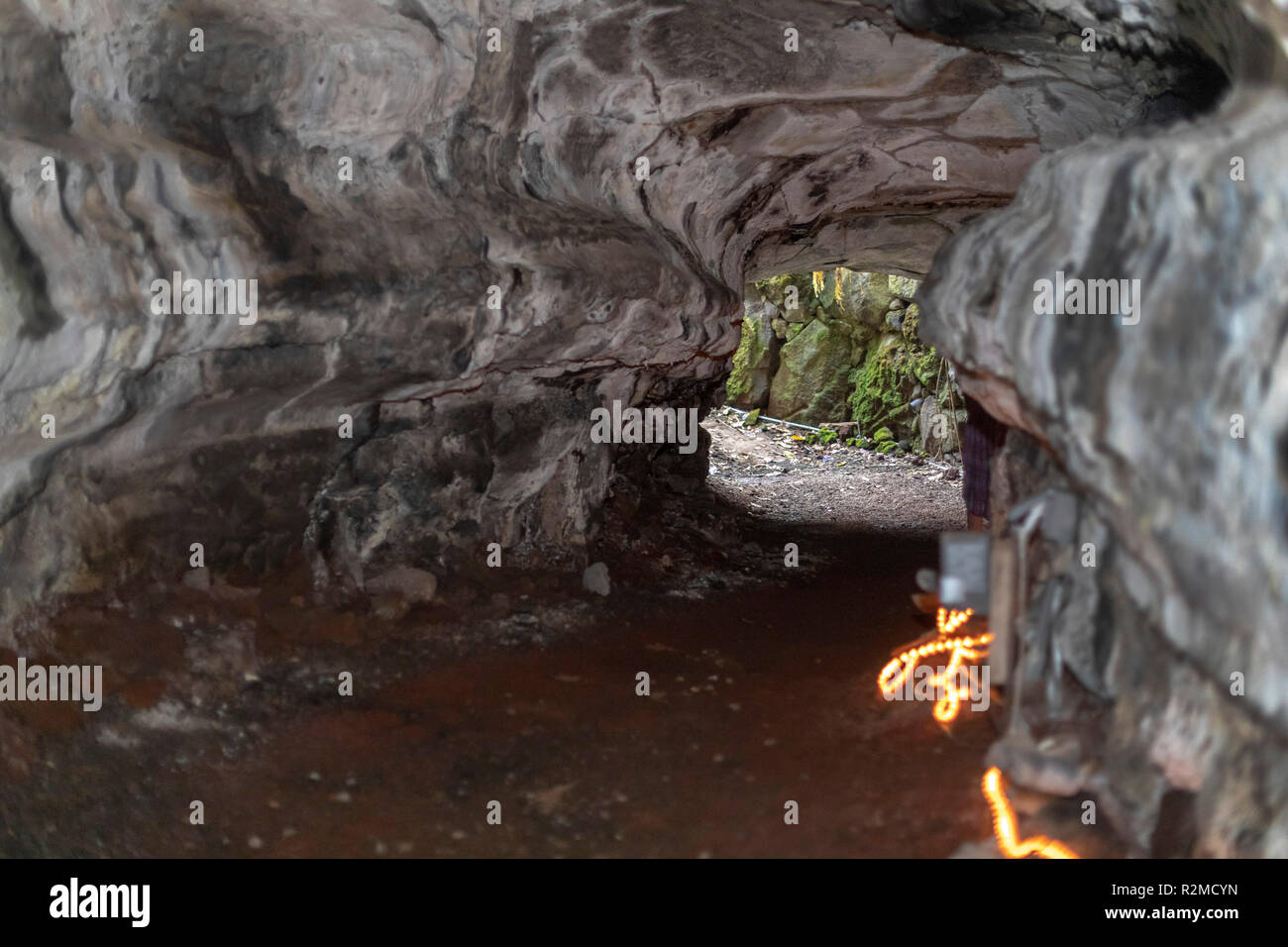 Captain Cook, Hawaii - eine kleine Höhle auf dem Gelände des Royal Kona Coffee Company. Stockfoto